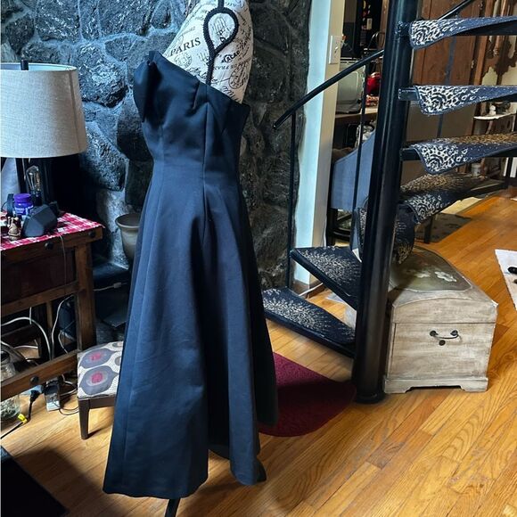 Chic Black Strapless Dress with Bow Detail - Picture 6 of 11